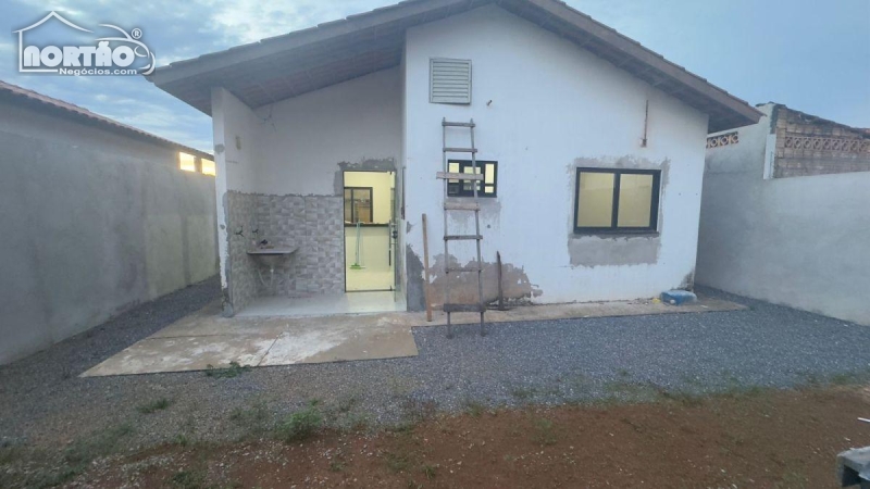 Casa à venda com 3 quartos, 98m² - Foto 2