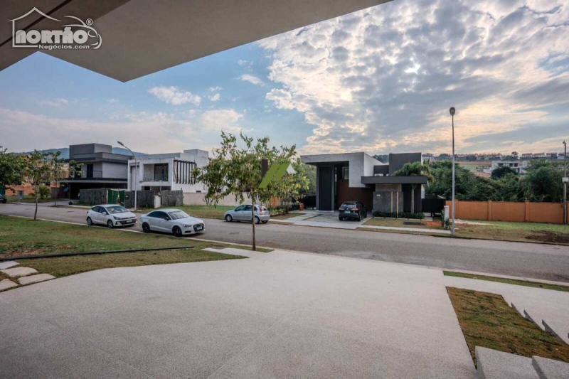 Casa à venda com 6 quartos, 348m² - Foto 4