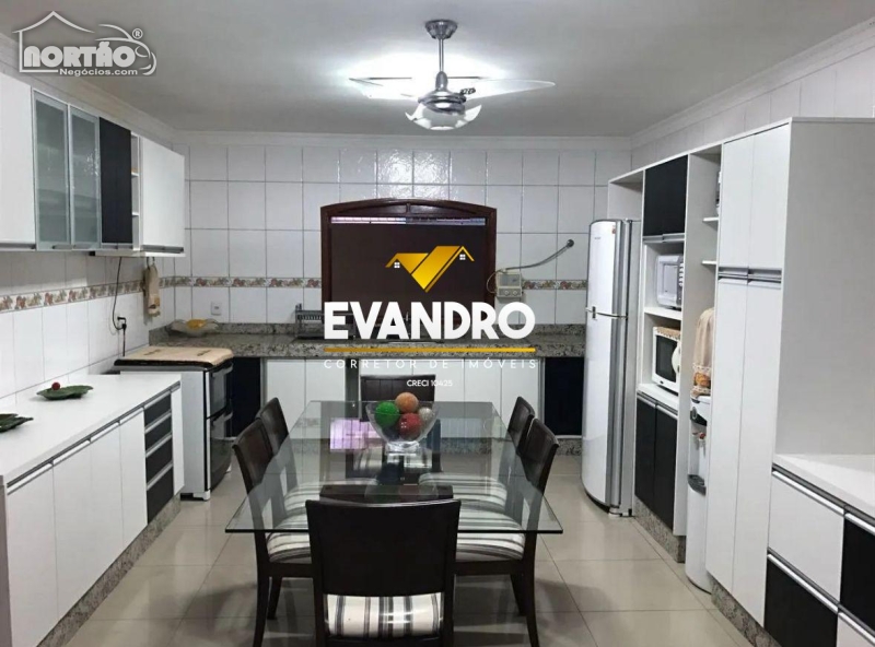 Casa à venda com 3 quartos, 304m² - Foto 3