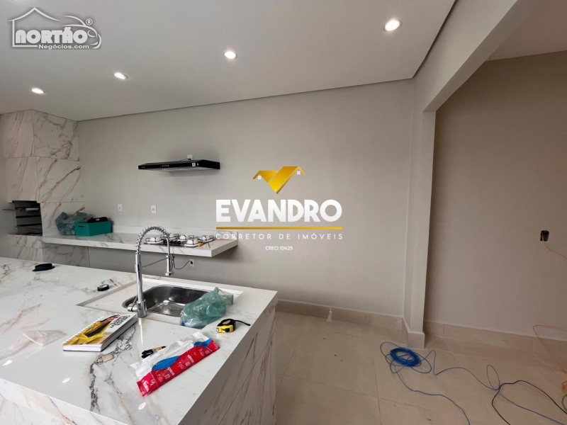 Casa à venda com 3 quartos, 80m² - Foto 2