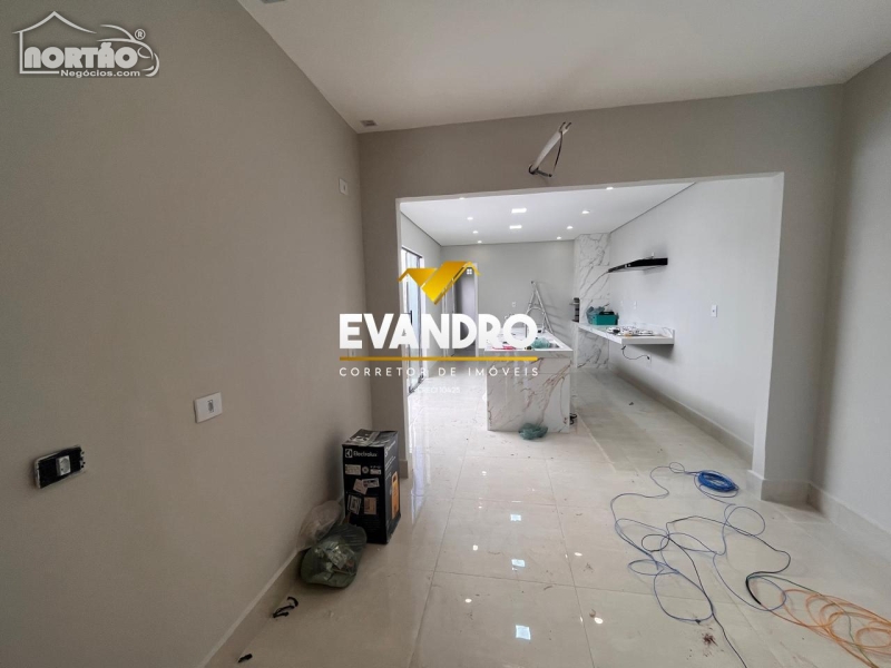 Casa à venda com 3 quartos, 80m² - Foto 3