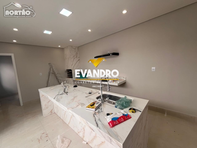 Casa à venda com 3 quartos, 80m² - Foto 4