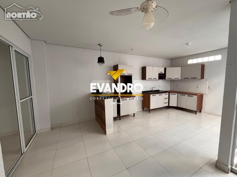 Casa à venda com 2 quartos, 75m² - Foto 2