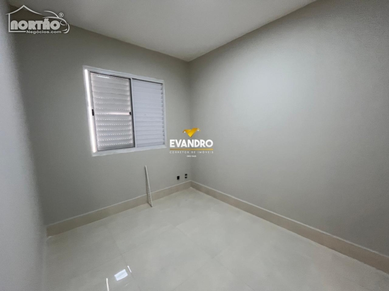 Casa à venda com 3 quartos, 80m² - Foto 2