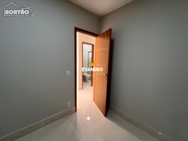 Casa à venda com 3 quartos, 80m² - Foto 4