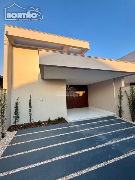 CASA A VENDA NO RESIDENCIAL DEVILLE EM SINOP/MT