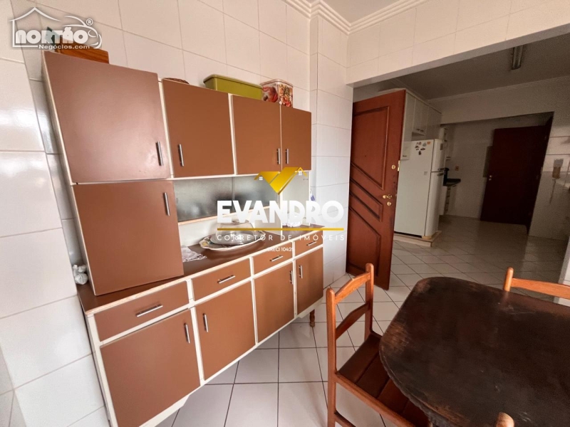 Casa à venda com 4 quartos, 216m² - Foto 2