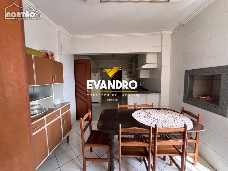 Casa à venda com 4 quartos, 216m² - Foto 3