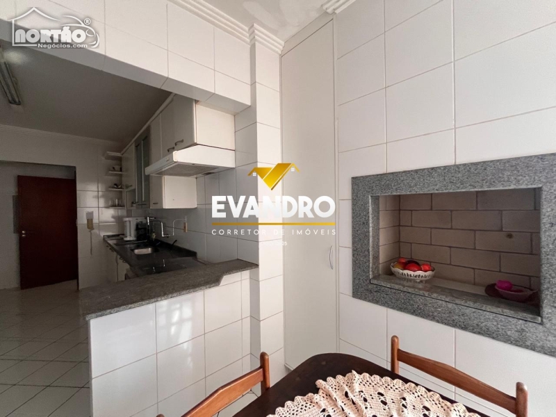 Casa à venda com 4 quartos, 216m² - Foto 4