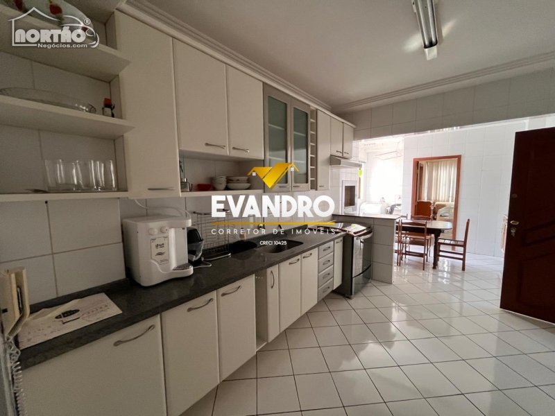 Casa à venda com 4 quartos, 216m² - Foto 9