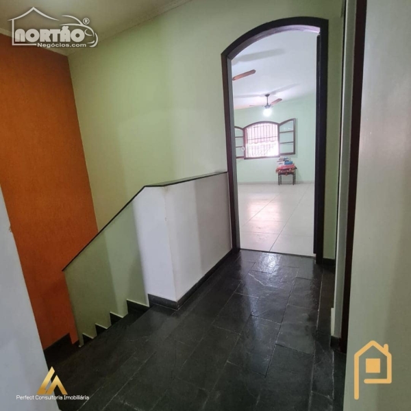 Casa à venda com 4 quartos, 280m² - Foto 2