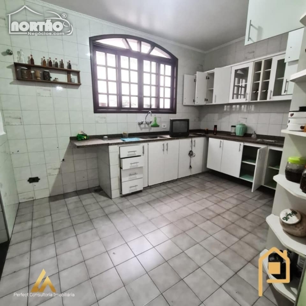 Casa à venda com 4 quartos, 280m² - Foto 4