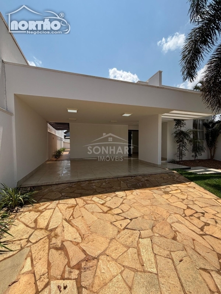 CASA A VENDA NO JARDIM DUBAI EM SINOP/MT