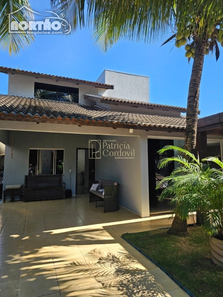 Fachada e entrada de garagem