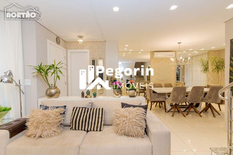 Sobrado a venda no JARDIM DAS AMÉRICAS em Curitiba/PR