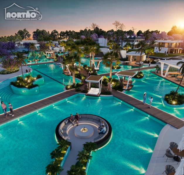 Complexo aquático iluminado